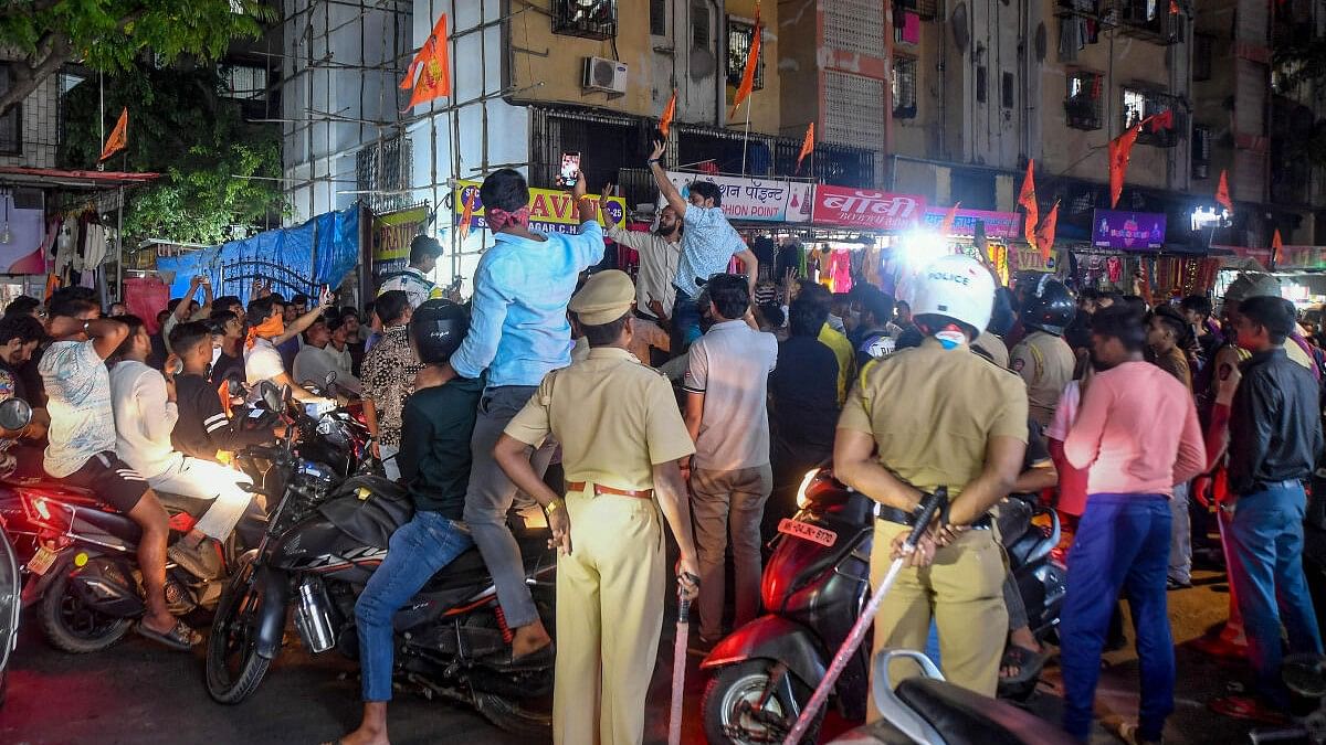 <div class="paragraphs"><p>Police personnel stand guard after tension arisen between two groups over the Ayodhya's Ram Temple event, in Mumbai.</p></div>