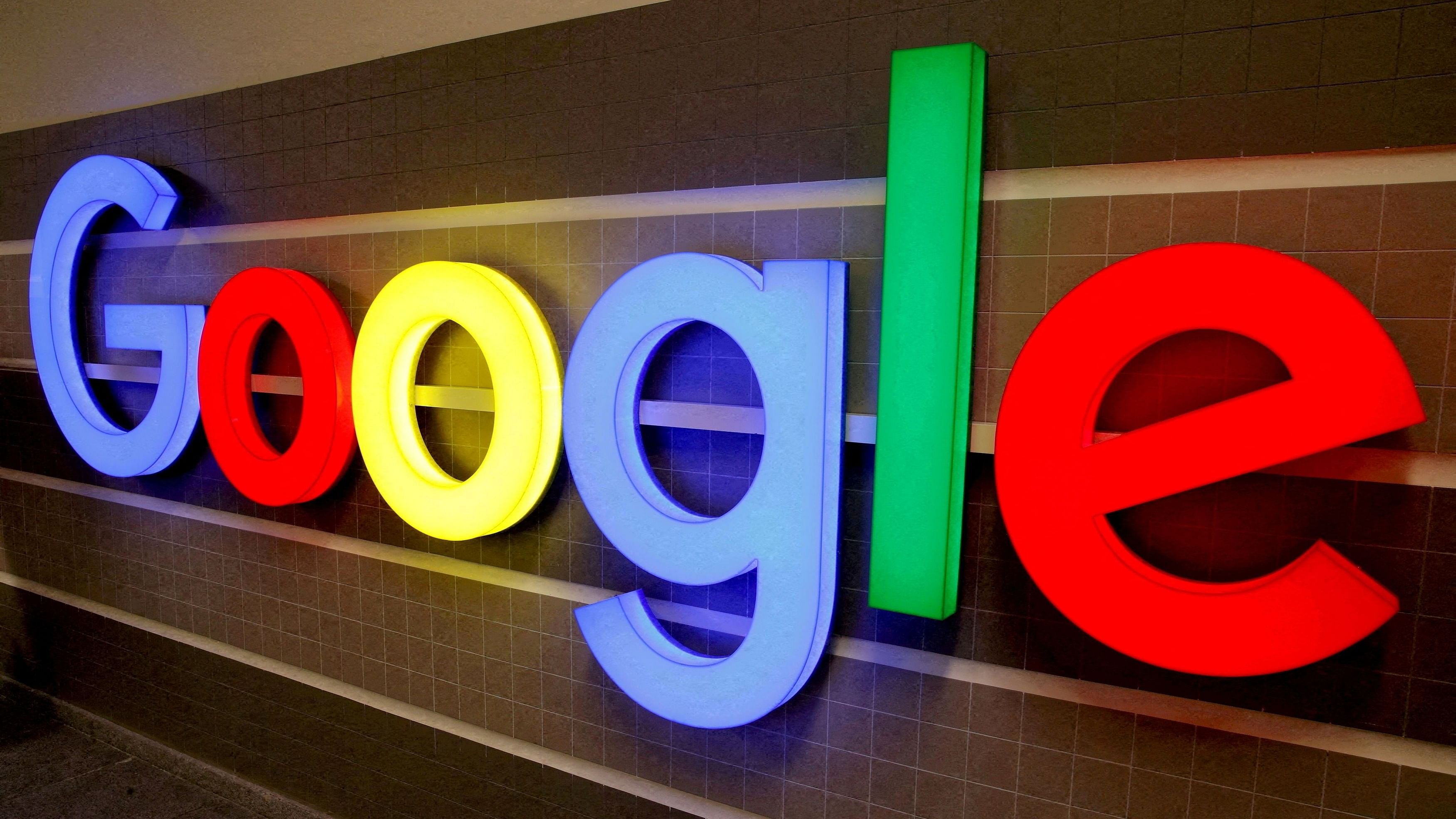 <div class="paragraphs"><p>An illuminated Google logo.</p></div>