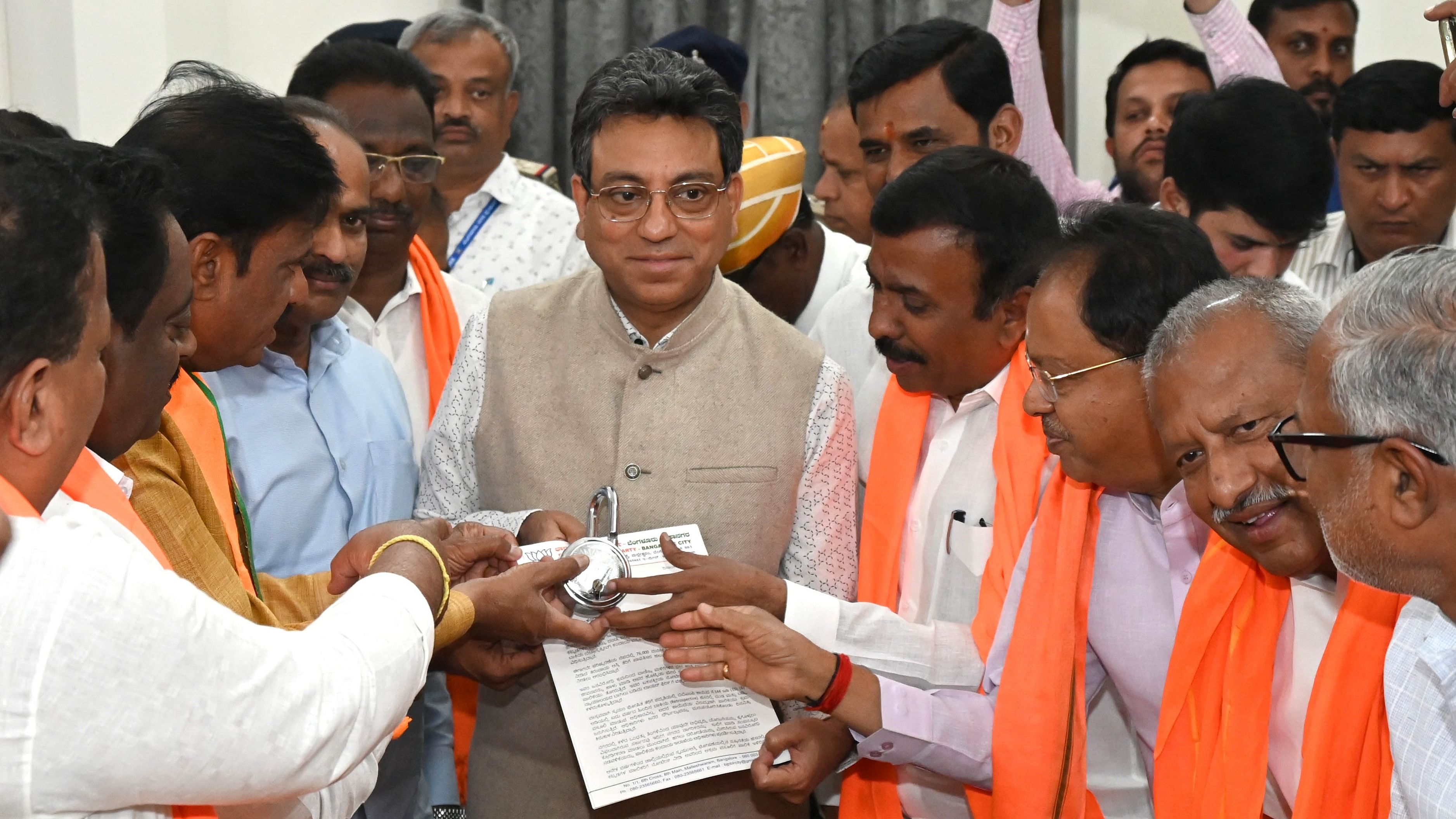 <div class="paragraphs"><p>A delegation of BJP leaders submit an MoU to BBMP Commissioner Tushar Girinath. </p></div>