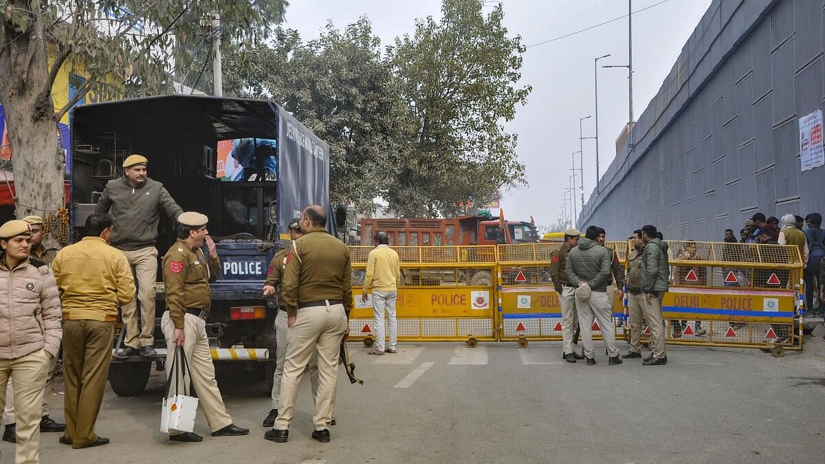 <div class="paragraphs"><p>Police personnel deployed near Singhu border in view of farmers' 'Delhi Chalo March', in Sonipat district.</p></div>