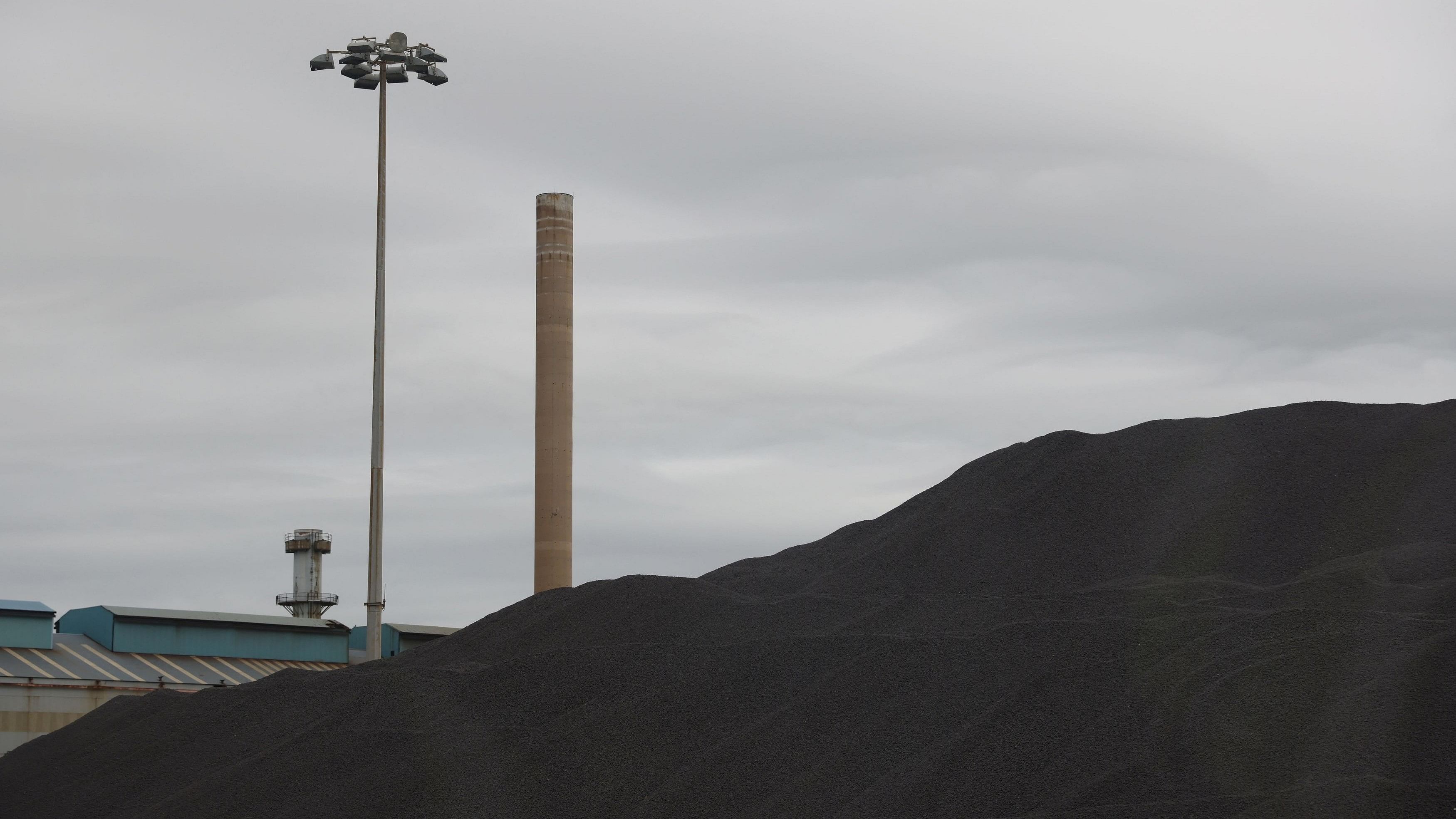 <div class="paragraphs"><p>A representative photo of a mound of coal.</p></div>