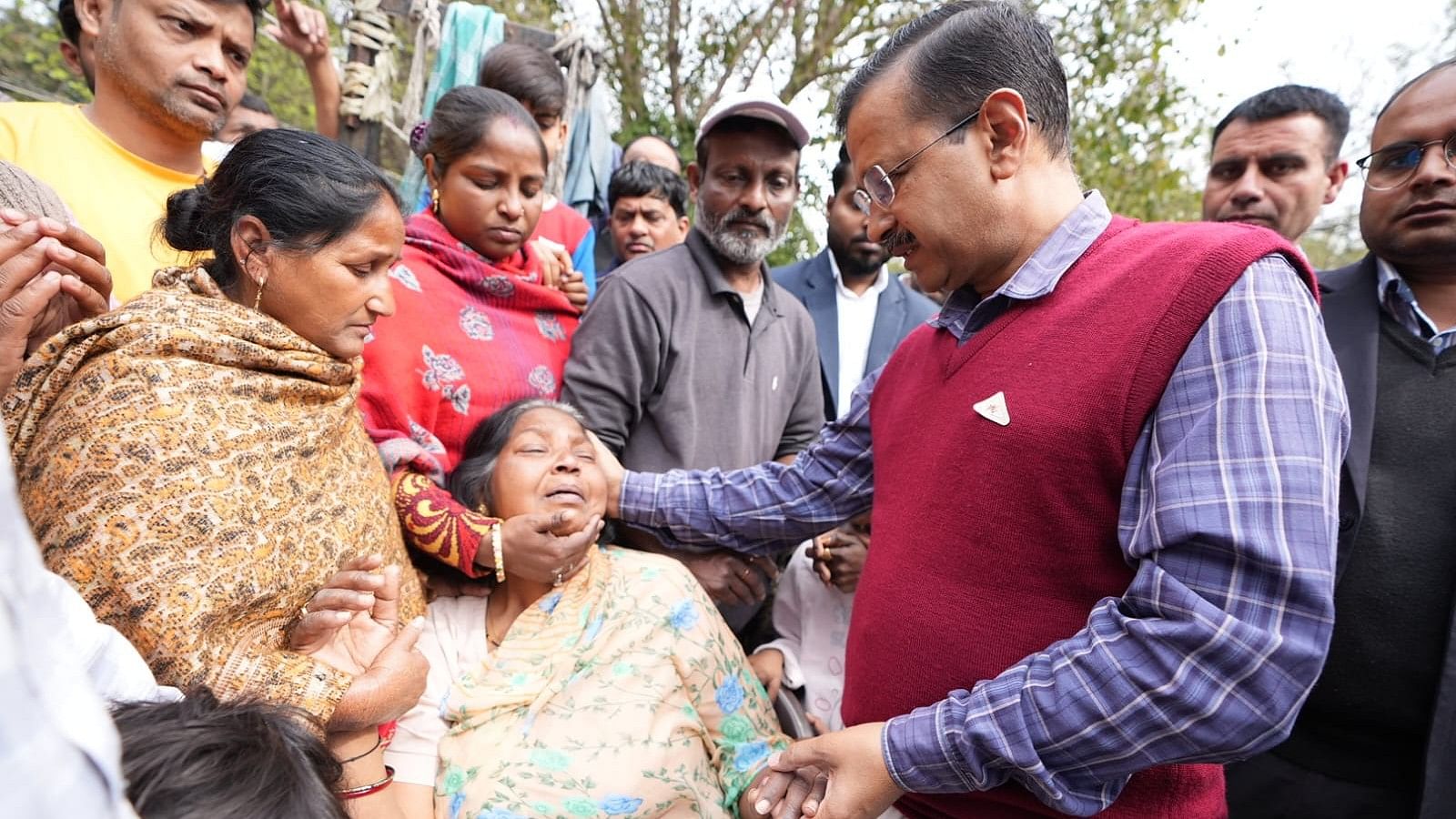 <div class="paragraphs"><p>Delhi Chief Minister and AAP convenor Arvind Kejriwal&nbsp;meets family of 2-year-old girl who was mauled to death by stray dogs.</p></div>