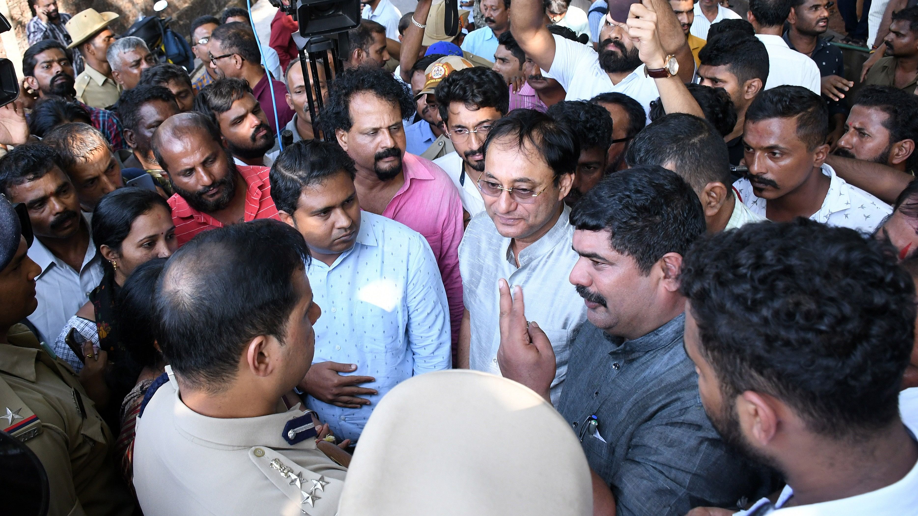 <div class="paragraphs"><p>MLA D Vedavyasa Kamath interacts with Commissioner of Police Anupam Agrawal and Deputy Commissioner Mullai Muhilan outside St Gerosa School in Mangaluru. </p></div>