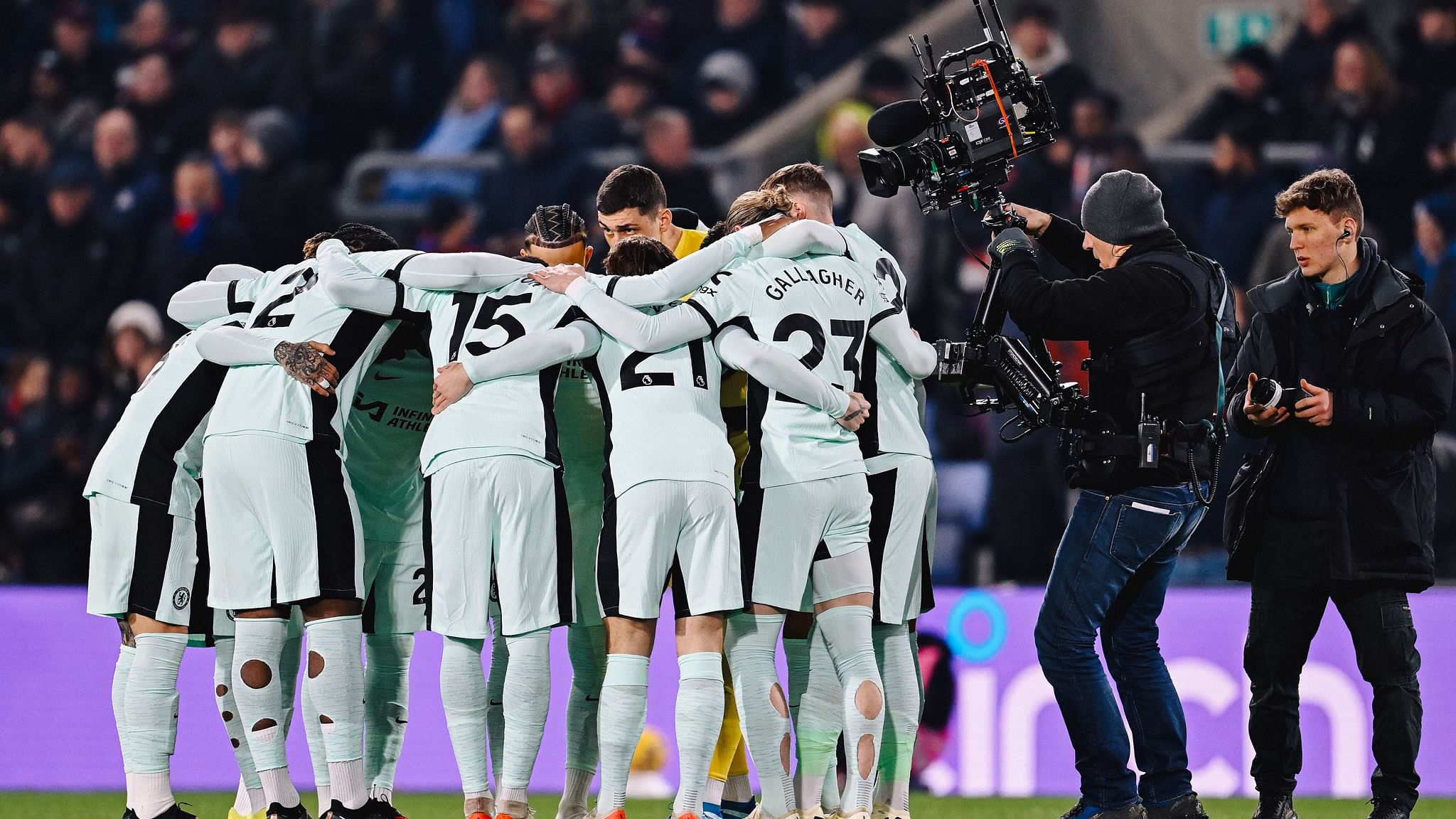 <div class="paragraphs"><p>A photo of Chelsea FC players in a huddle.</p></div>