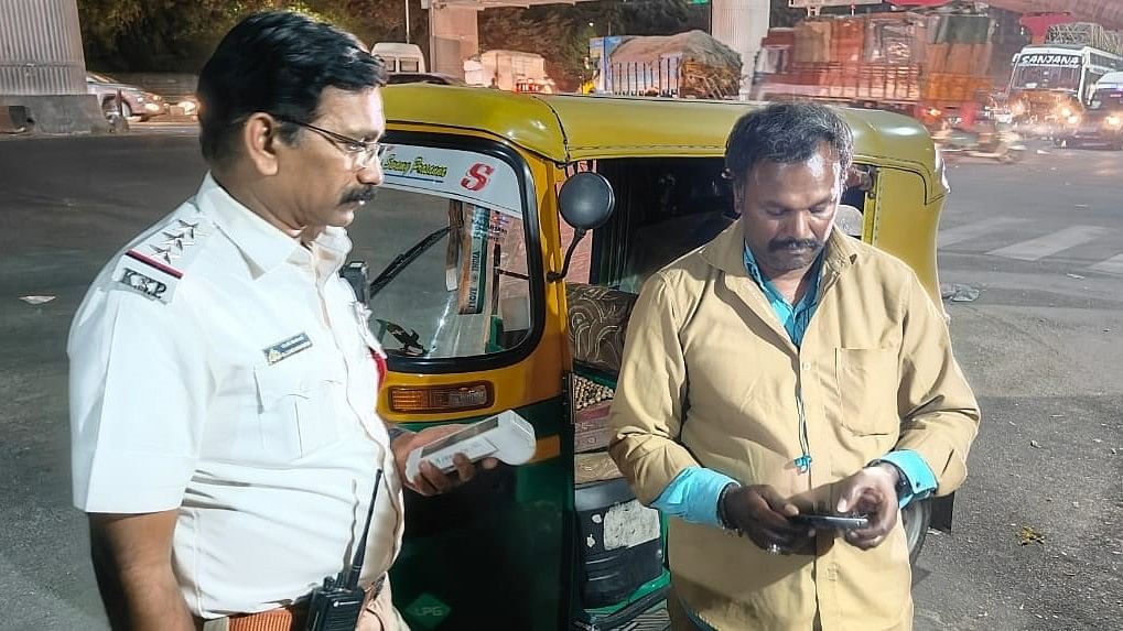 <div class="paragraphs"><p>Traffic cops penalise auto drivers violating road rules in the city on Thursday.</p></div>
