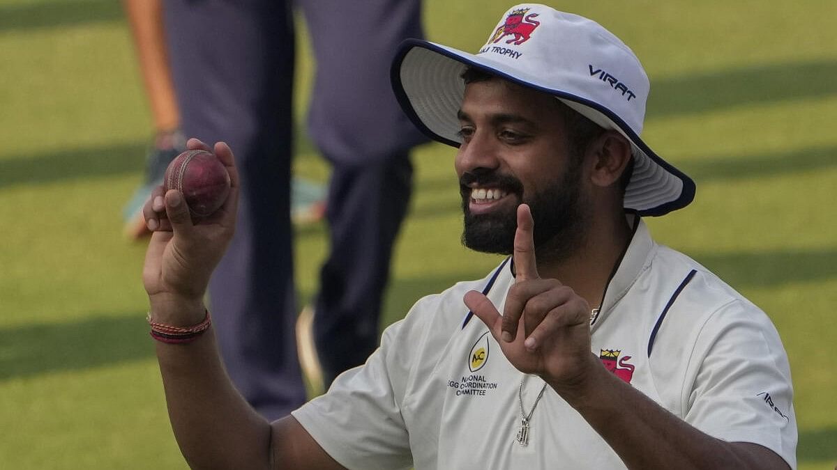 <div class="paragraphs"><p>Mumbai bowler Mohit Avasthi, who took 7 wickets in the 2nd innings of Bengal, shows the ball at the end, after winning the Ranji Trophy match against Bengal, at Eden Gardens in Kolkata</p></div>