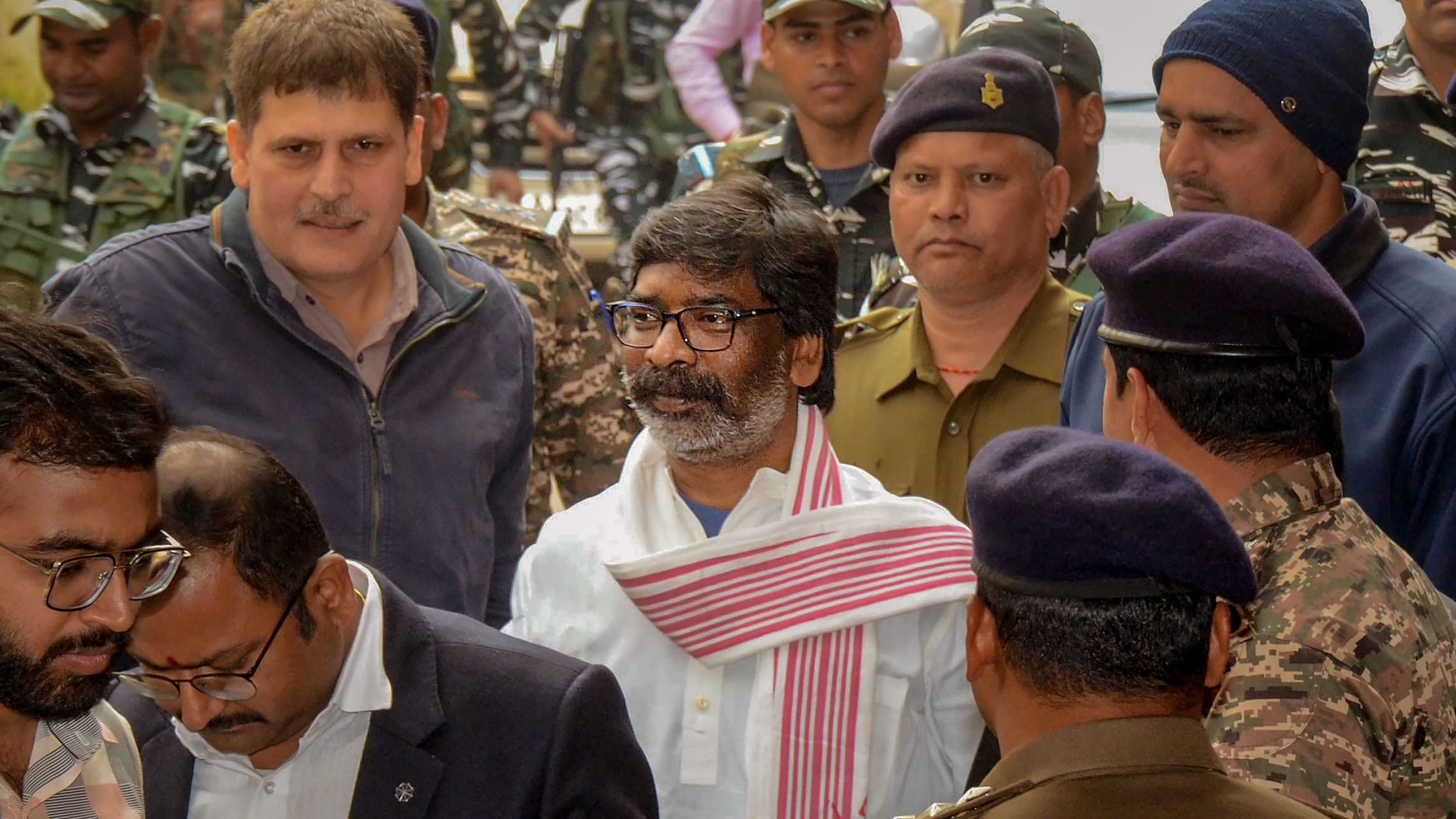 <div class="paragraphs"><p>File photo of former Jharkhand CM Hemant Soren being produced by the ED in a special PMLA court in the connection with a money laundering case.</p></div>