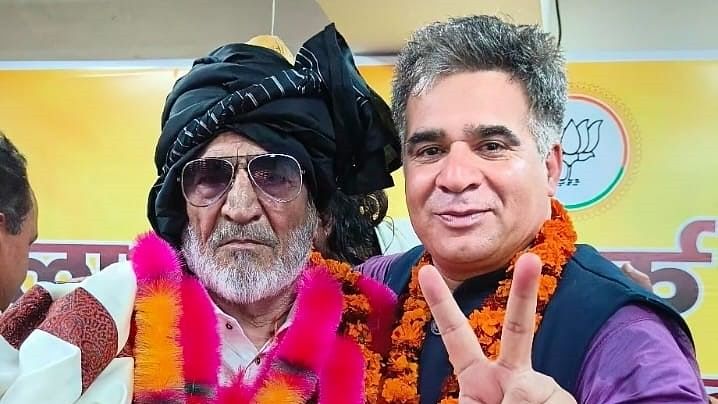 <div class="paragraphs"><p>Jammu and Kashmir BJP president Ravinder Raina, along with other party leaders, welcomed Bukhari and hundreds of his supporters.</p></div>