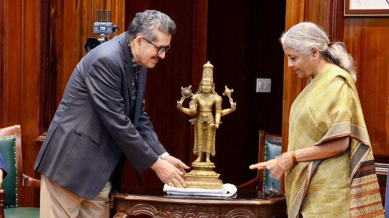 <div class="paragraphs"><p>Finance Minister Nirmala Sitharaman hands over the Vishnu idol to the ASI Director General, Feb 29, 2024.</p></div>