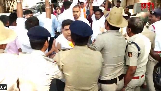<div class="paragraphs"><p>BJP workers protesting outside D K Suresh's residence.&nbsp;</p></div>
