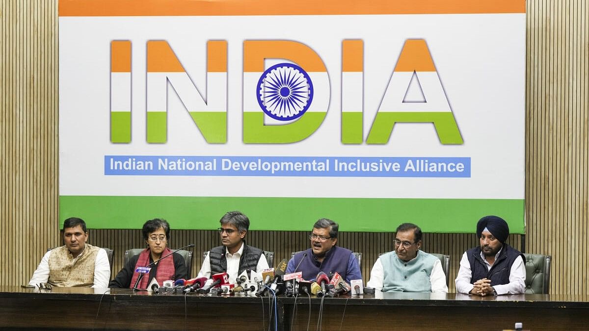 <div class="paragraphs"><p>AAP leaders Saurabh Bharadwaj, Atishi Singh and Sandeep Pathak with Congress leaders Mukul Wasnik, Deepak Babaria and Arvinder Singh Lovely during a joint press conference, in New Delhi</p></div>