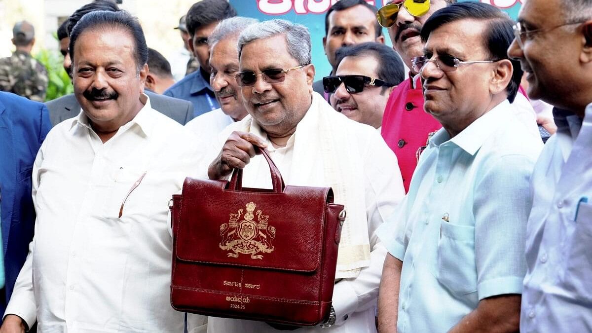 <div class="paragraphs"><p>Karnataka Chief Minister Siddaramaiah with a bag containing budget papers arrives at Vidhana Soudha, in Bengaluru</p></div>
