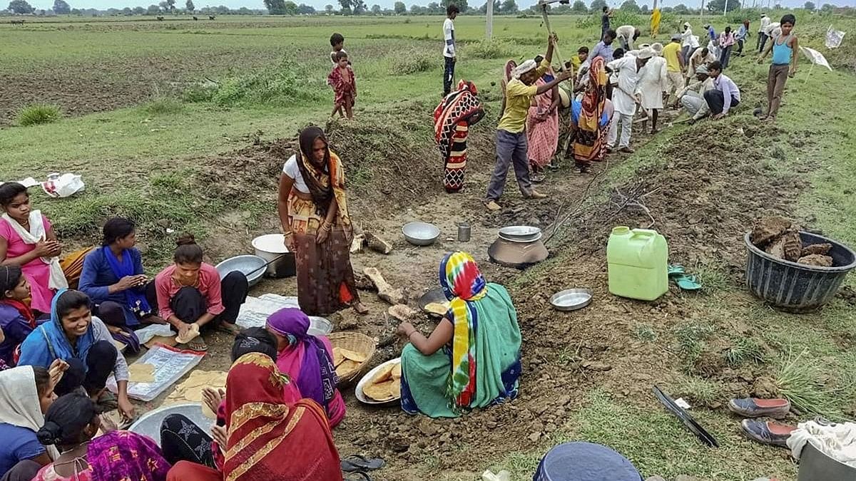 <div class="paragraphs"><p>Representative image of farm labourers working under the MGNREGA scheme.&nbsp;</p></div>