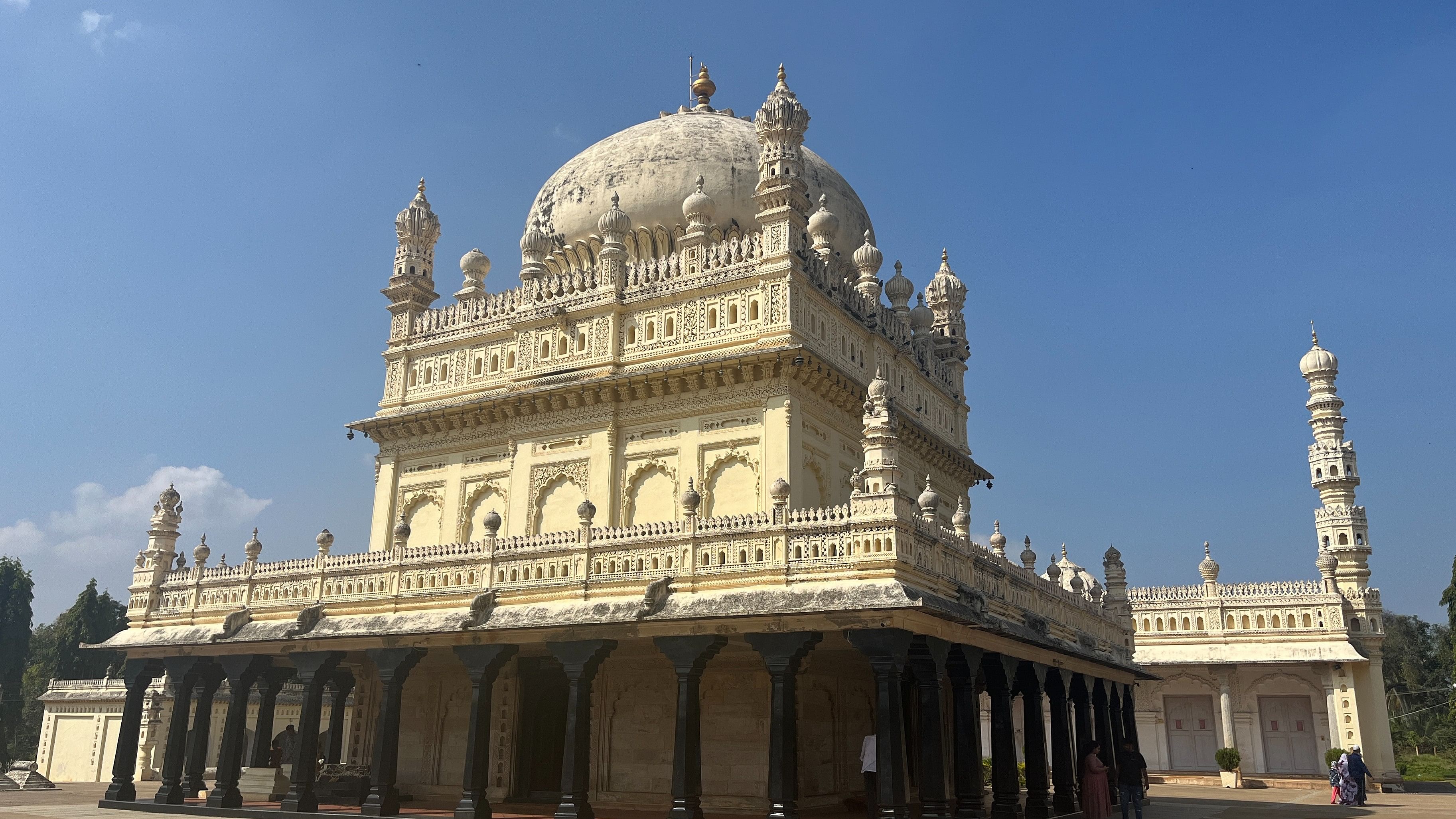 <div class="paragraphs"><p>The Gumbaz located outside the fort walls.</p></div>