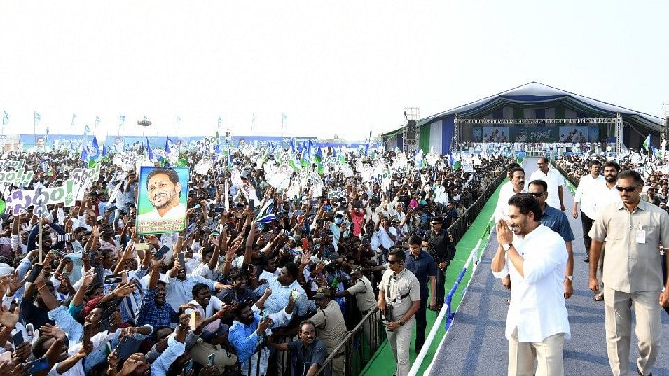 <div class="paragraphs"><p>'You and God are my confidence and strength, The sea of humanity here proves that if people believe in a leader, the response becomes like this, Jagan said.&nbsp;</p></div>