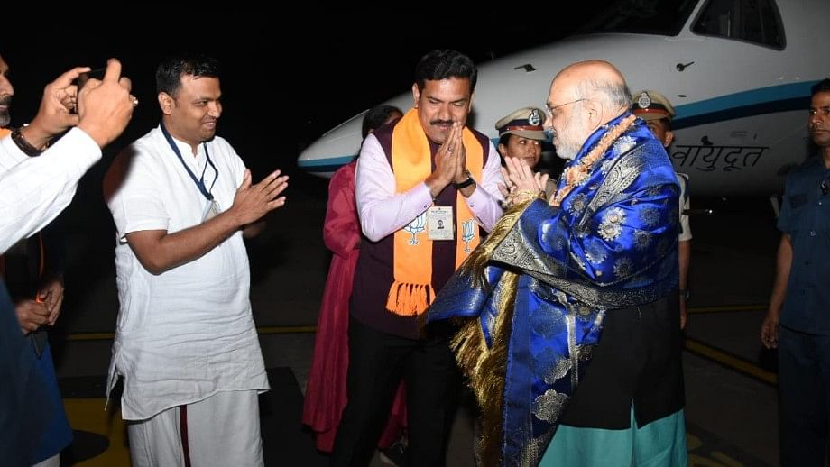 <div class="paragraphs"><p>Amit Shah being welcomed by BJP state president B Y Vijayendra, during his visit to Mysuru, on Saturday.</p></div>