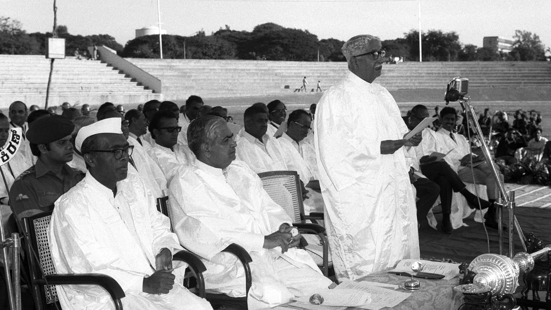 Kuvempu delivers a speech at the Bangalore University convocation in 1974. 