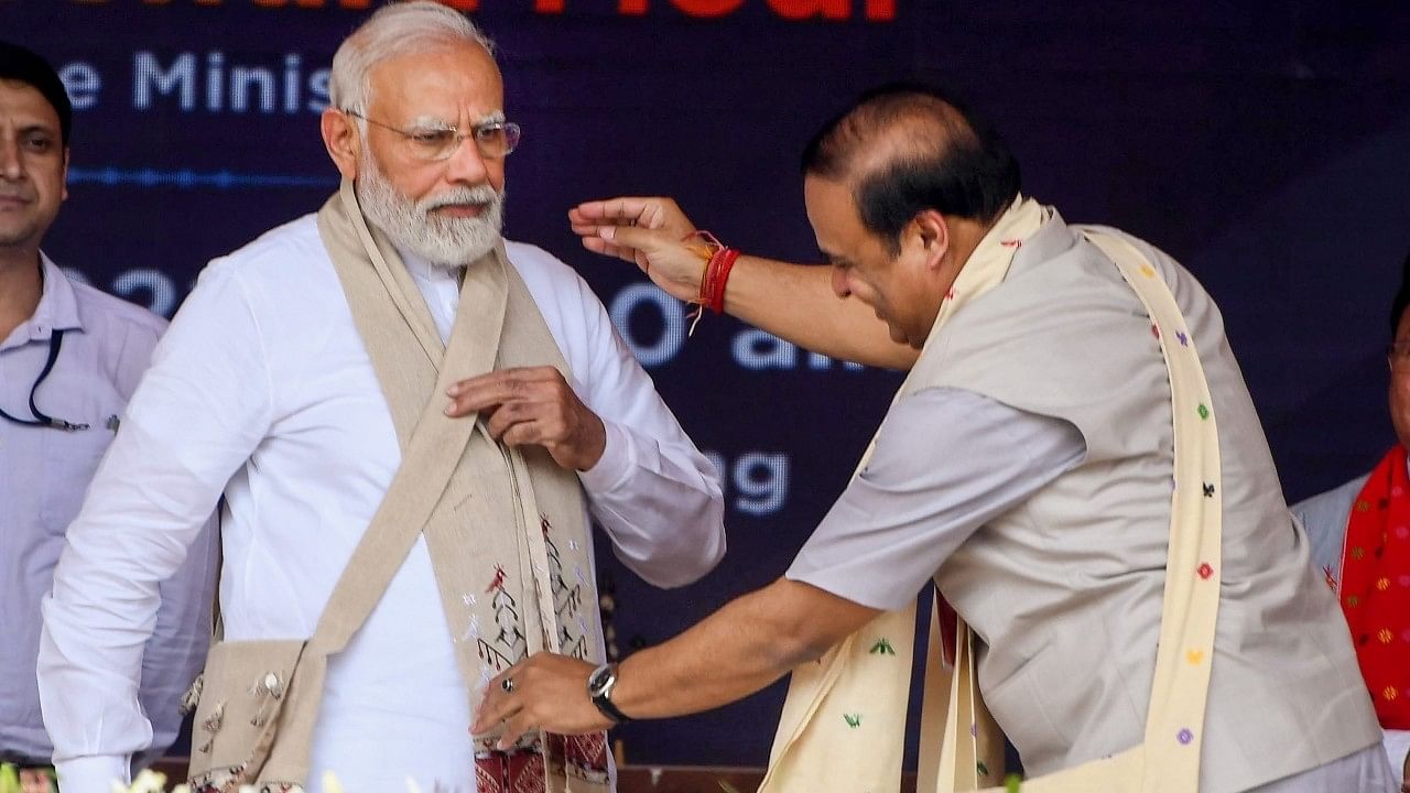 <div class="paragraphs"><p>Assam CM Himanta Biswa Sarma felicitates PM Modi.</p></div>