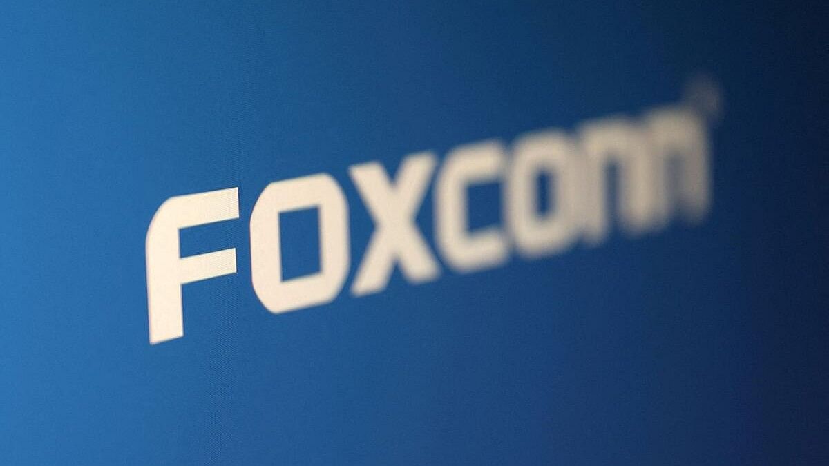 <div class="paragraphs"><p>The Foxconn logo.</p></div>