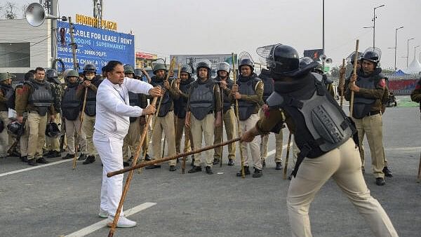 <div class="paragraphs"><p>Police personnel take part in a mock drill during the farmers' protest over various demands, including a legal guarantee on the minimum support price (MSP) for crops and farm loan waiver, at Singhu Border in New Delhi, Tuesday, Feb 20.</p></div>