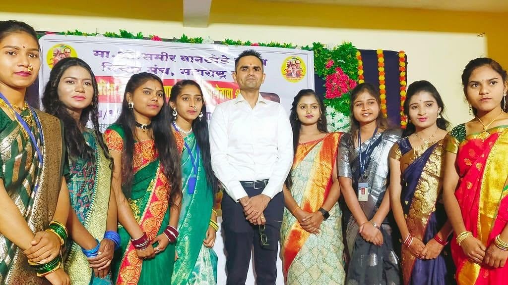 <div class="paragraphs"><p>Former NCB zonal director Sameer Wankhede with UPSC aspirants at the Saraswati Samaj Karya Mahavidyalay in Washim, Maharashtra, on January 28, 2024.</p></div>