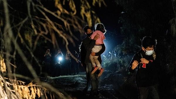 <div class="paragraphs"><p>Asylum-seeking migrants cross the Rio Grande river in Roma, Texas.</p></div>