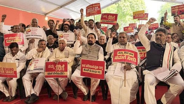 <div class="paragraphs"><p>Karnataka Chief Minister Siddaramaiah, Deputy Chief Minister D K Shivakumar and Karnataka state Congress MPs, MLAs and MLCs during a protest against the centre, at Jantar Mantar, in New Delhi on Wednesday.</p></div>