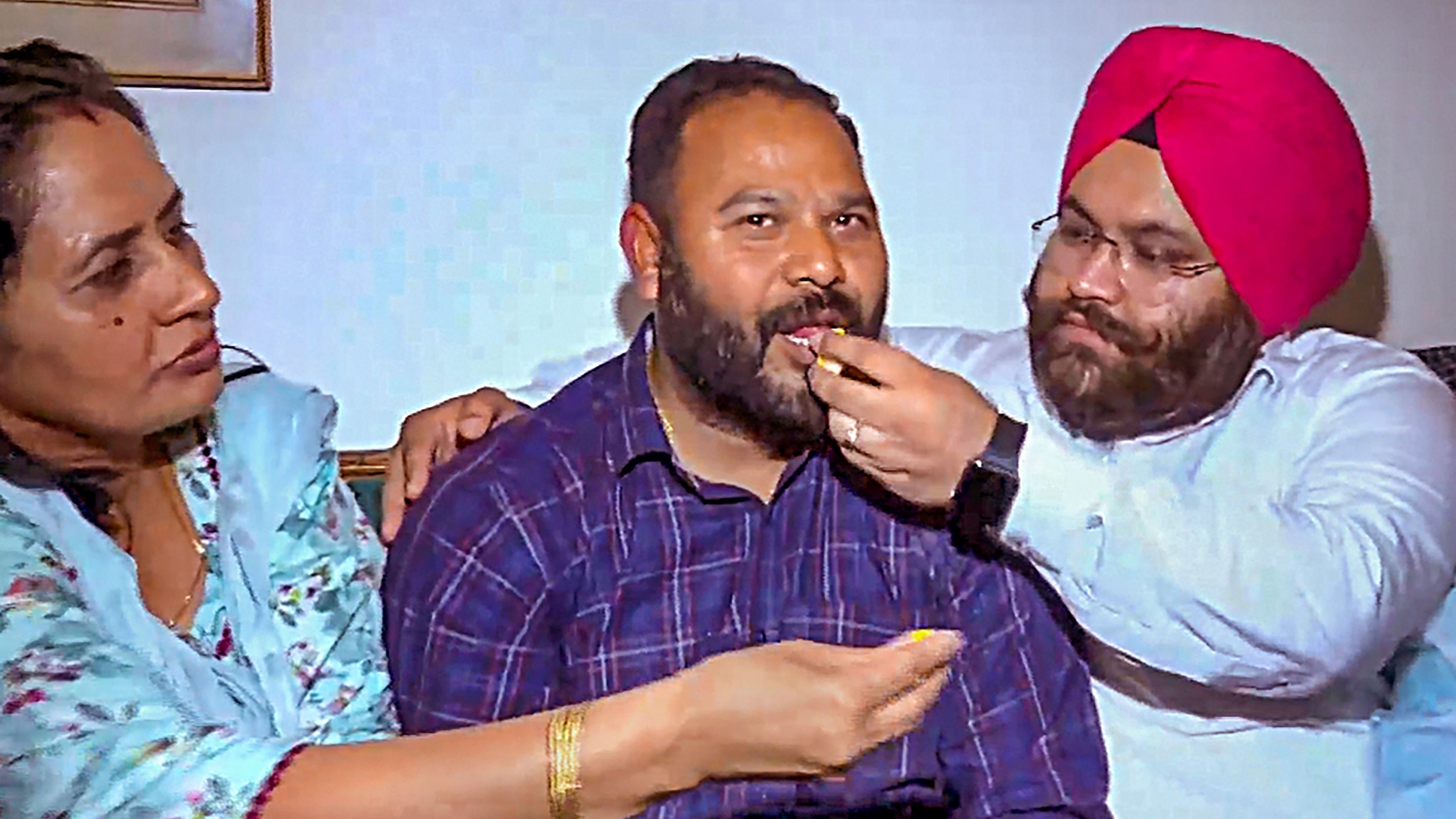 <div class="paragraphs"><p>AAP councillor Kuldeep Kumar being greeted after the Supreme Court declared him as Mayor of Chandigarh.</p></div>