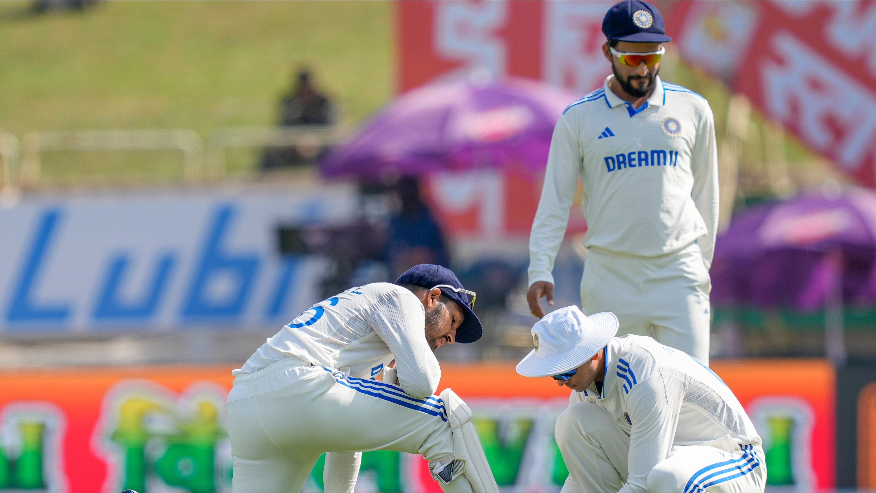 <div class="paragraphs"><p>India's Yashasvi Jaiswal ties the laces of wicket-keeper Dhruv Jurel on the first day of the fourth Test cricket match between India and England, at the JSCA International Stadium Complex, in Ranchi, Friday, Feb. 23, 2024.</p></div>