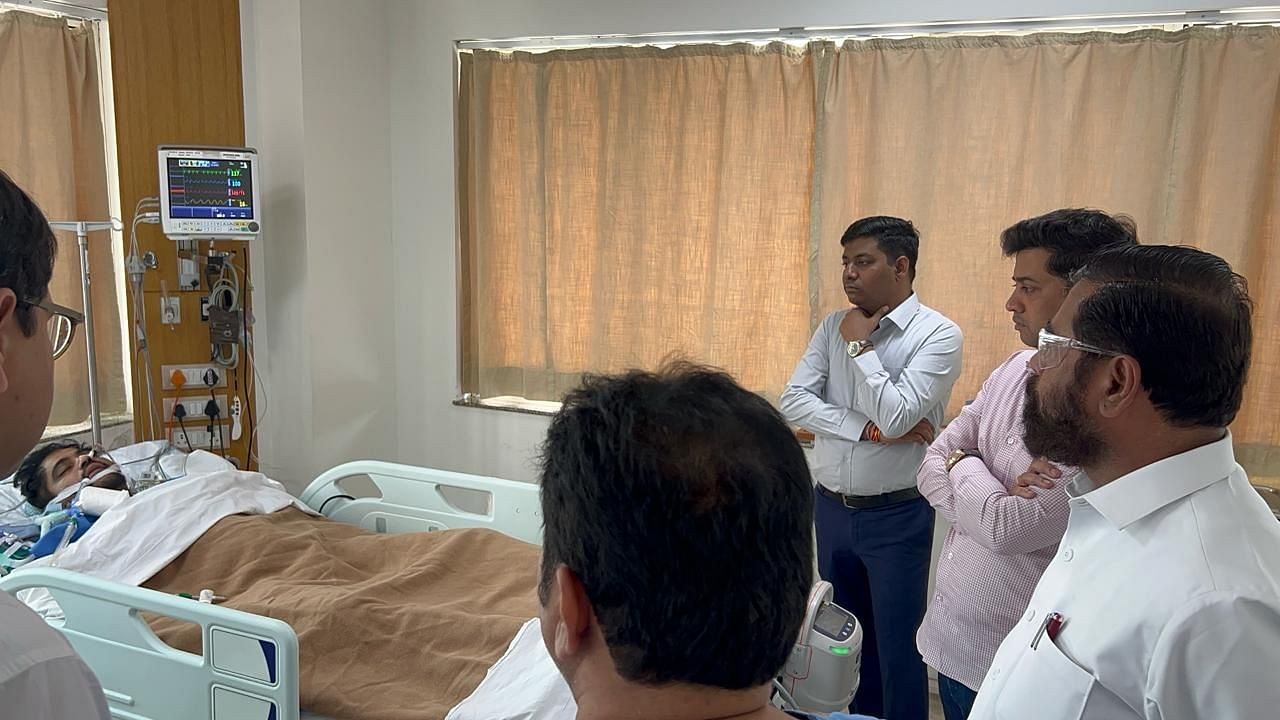 <div class="paragraphs"><p>Maharashtra CM Eknath Shinde and his son Dr Shrikant Shinde at the ICU of Jupiter Hospital, visiting injured leader Mahesh Gaikwad.</p></div>