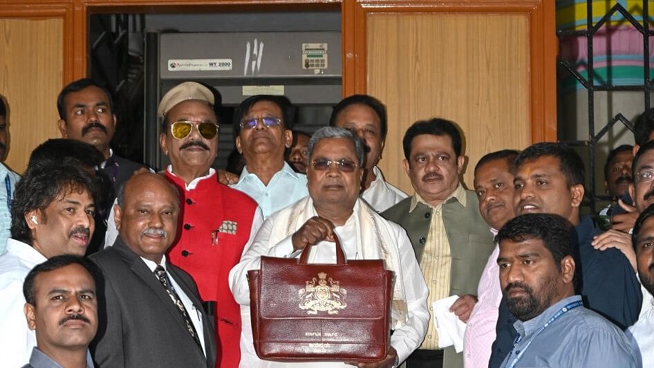 <div class="paragraphs"><p>Chief Minister Siddaramaiah arrives with a budget bag during the Karnataka budget 2024 at Vidhana Soudha in Bengaluru.</p></div>