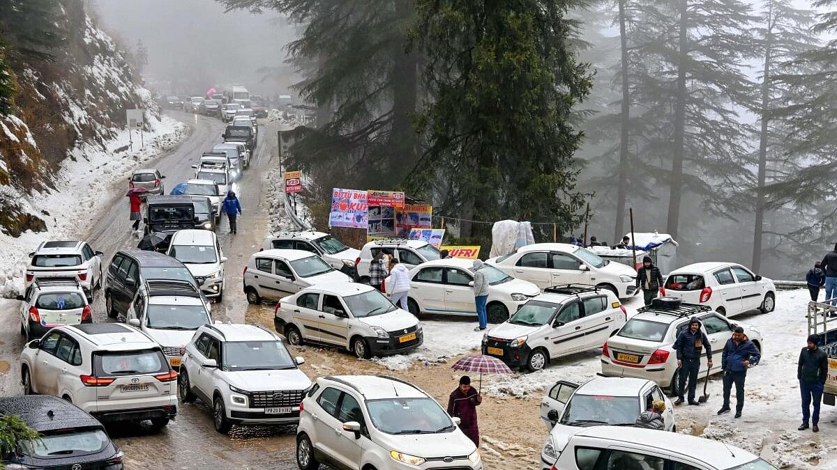 <div class="paragraphs"><p>Vehicles stuck in traffic jam at Kufri after snowfall, in Shimla, Sunday, Feb. 4, 2024.</p></div>