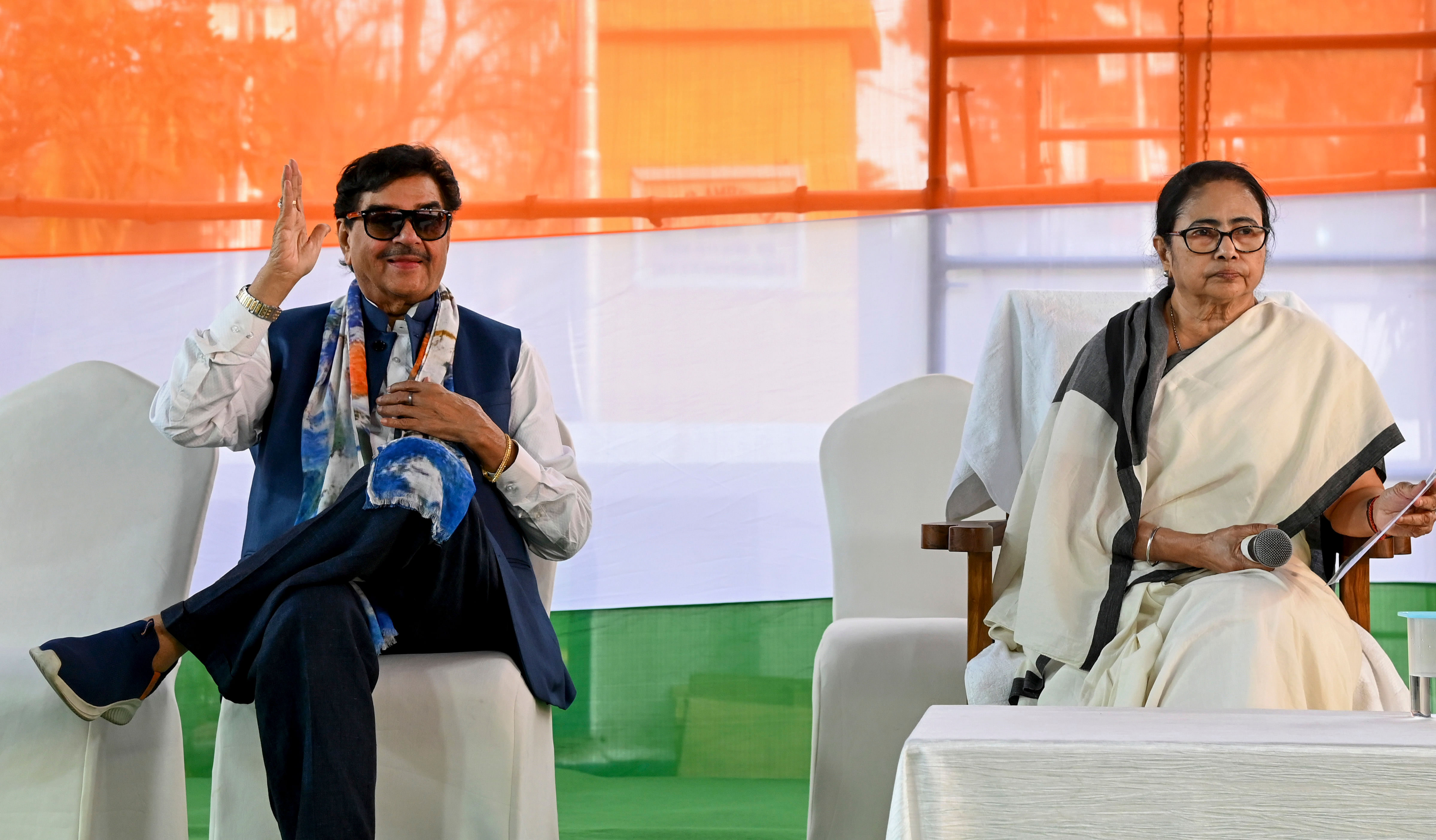 <div class="paragraphs"><p>West Bengal Chief Minister Mamata Banerjee with TMC MP Shatrughan Sinha.&nbsp;Sinha is again contesting the polls from Asansol.</p></div>