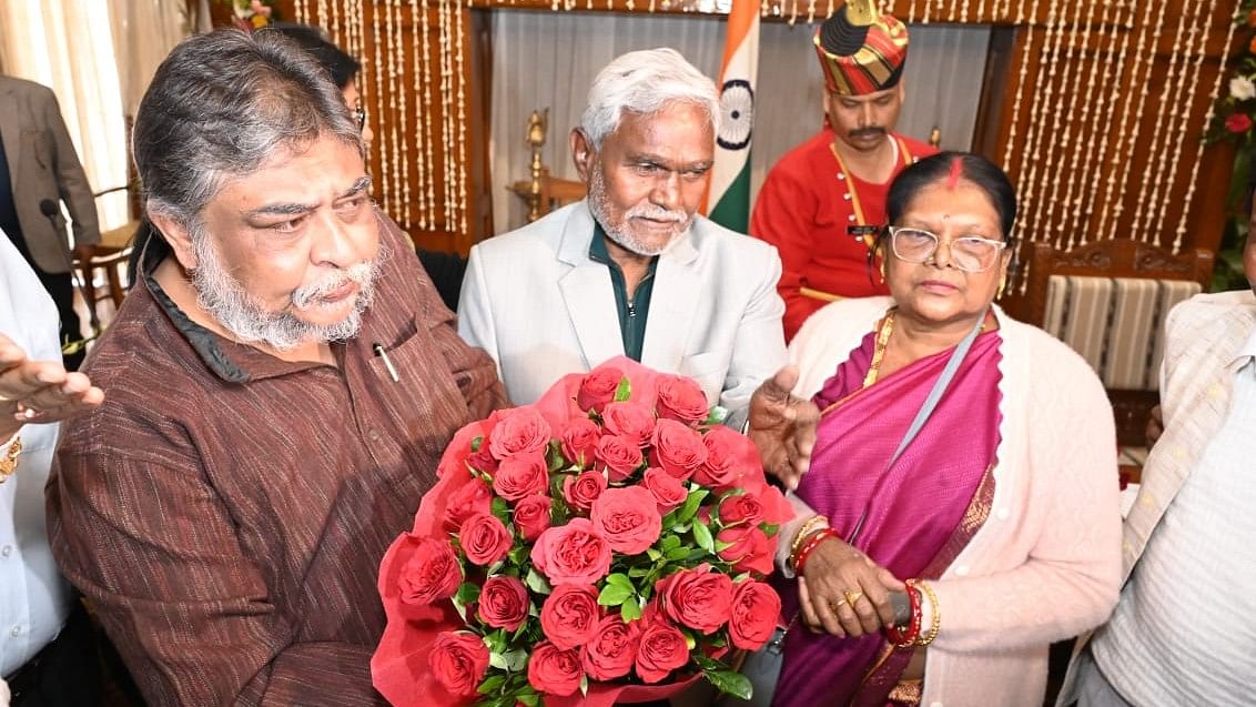 <div class="paragraphs"><p>A file photo of&nbsp;JMM general secretary and spokesperson Supriyo Bhattacharya (L) with Jharkhand Chief Minister Champai Soren (Centre).&nbsp;</p></div>