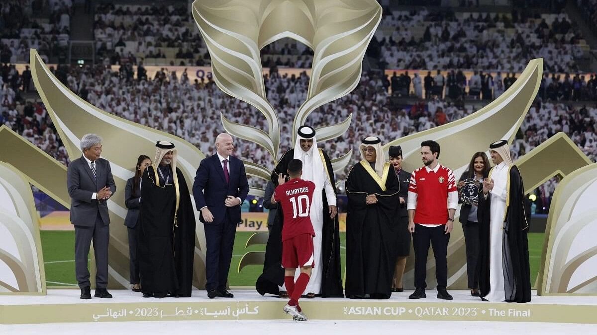 <div class="paragraphs"><p>Qatar's Hassan Al-Haydos shakes hands with Qatar's Emir, Sheikh Tamim bin Hamad al-Thani during the prize distribution ceremony</p></div>
