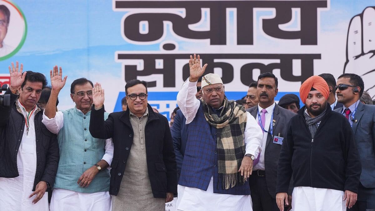 <div class="paragraphs"><p>Congress President Mallikarjun Kharge with AICC treasurer Ajay Maken and Delhi Congress President Arvinder Singh Lovely during party's Nyay Sankalp Workers’ Convention, in New Delhi.</p></div>