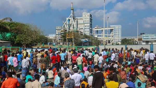 <div class="paragraphs"><p>Residents of Periyakuppam stage a protest outside a plant of Coromandel International Ltd, a fertilizer manufacturing company, after an incident of ammonia gas leakage at the factory, at Ennore in Chennai district, Wednesday, Dec. 27, 2023.</p></div>