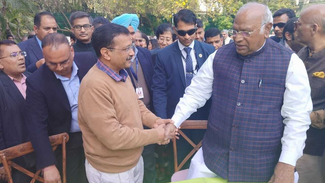 <div class="paragraphs"><p> Congress president Mallikarjun Kharge and AAP supremo Arvind Kejriwal held a meeting in the capital on Sunday. Both also were later seen at a lunch hosted by senior lawyer and Rajya Sabha MP Abhishek Manu Singhvi.</p></div>