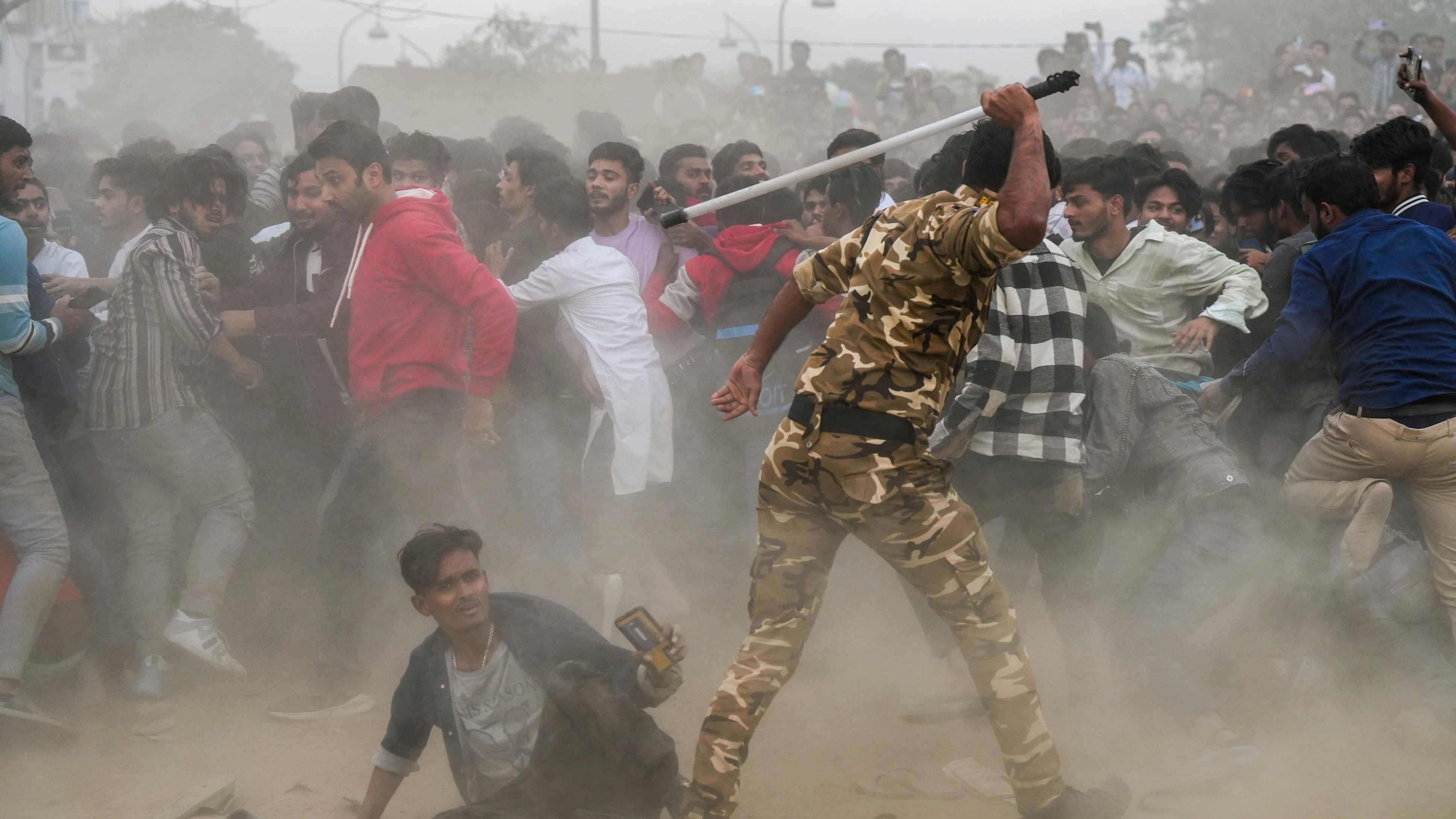 <div class="paragraphs"><p>Fans, who had gathered to see actors Akshay Kumar and Tiger Shroff, after Police personnel lathi charged them during the promotion of their upcoming film 'Bade Miyan Chhote Miyan', in Lucknow, Monday, February 26, 2024. </p></div>