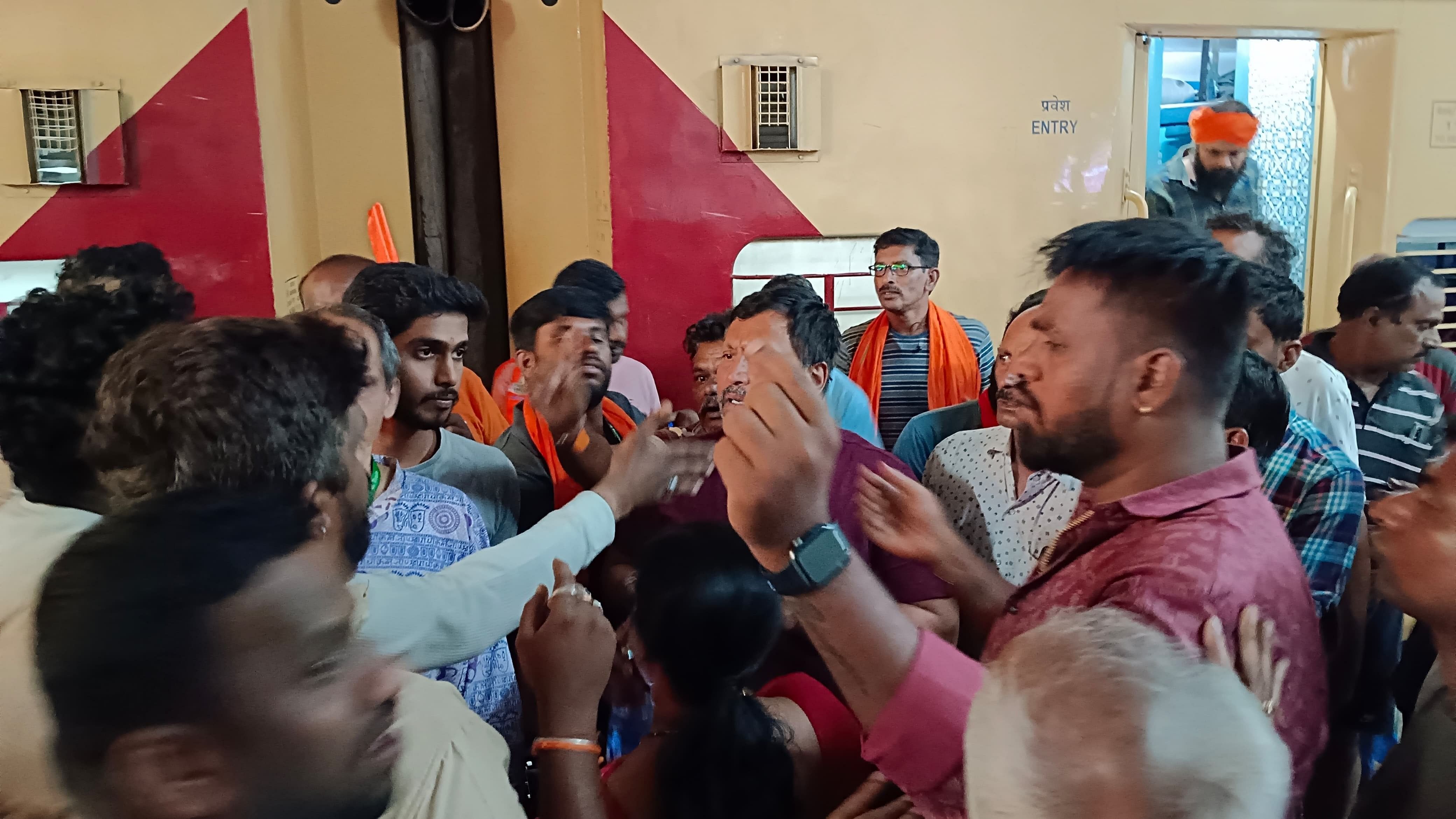 <div class="paragraphs"><p>The passengers of the Ayodhya Dham-Mysuru special train stage a protest at Hosapete railway station on Thursday night. </p></div>