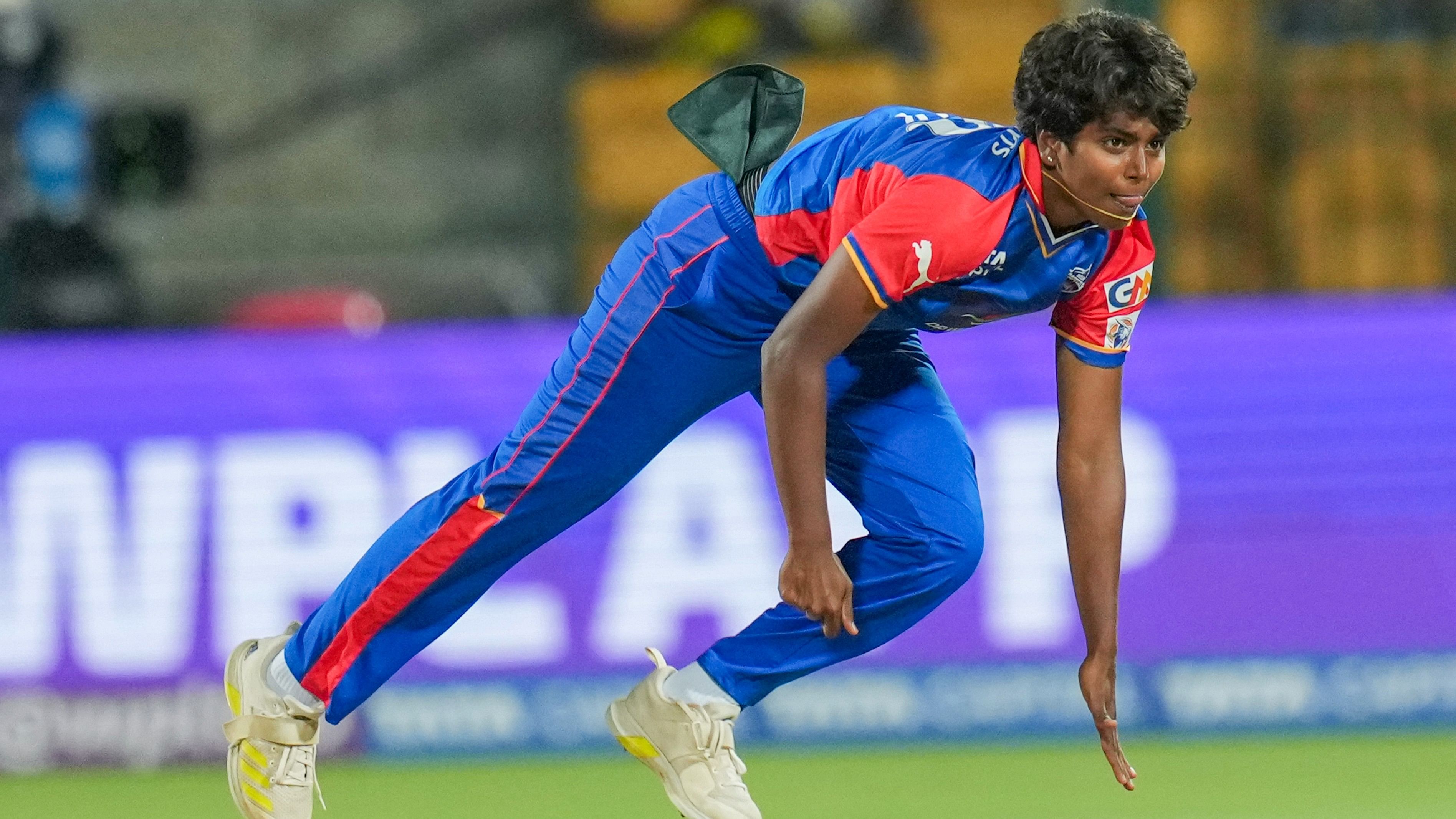 <div class="paragraphs"><p>Delhi Capitals Arundhati Reddy bowls a delivery during the Women's Premier League (WPL) 2024 match between Delhi Capitals and UP Warriorz, at M Chinnaswamy Stadium in Bengaluru, on Monday</p></div>