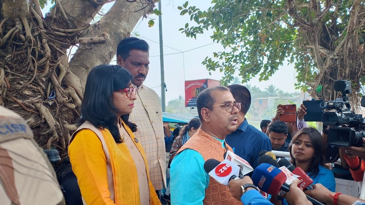 <div class="paragraphs"><p>Shri Arun Halder, Chairman(Incharge) of the National Commission for Scheduled Castes, along with Hon'ble members Shri Subhash Ramnath Pardhi and Dr. Anju Bala (Full Commission) on a spot visit at&nbsp;Sandeshkhali, North 24 Parganas, West Bengal.</p></div>