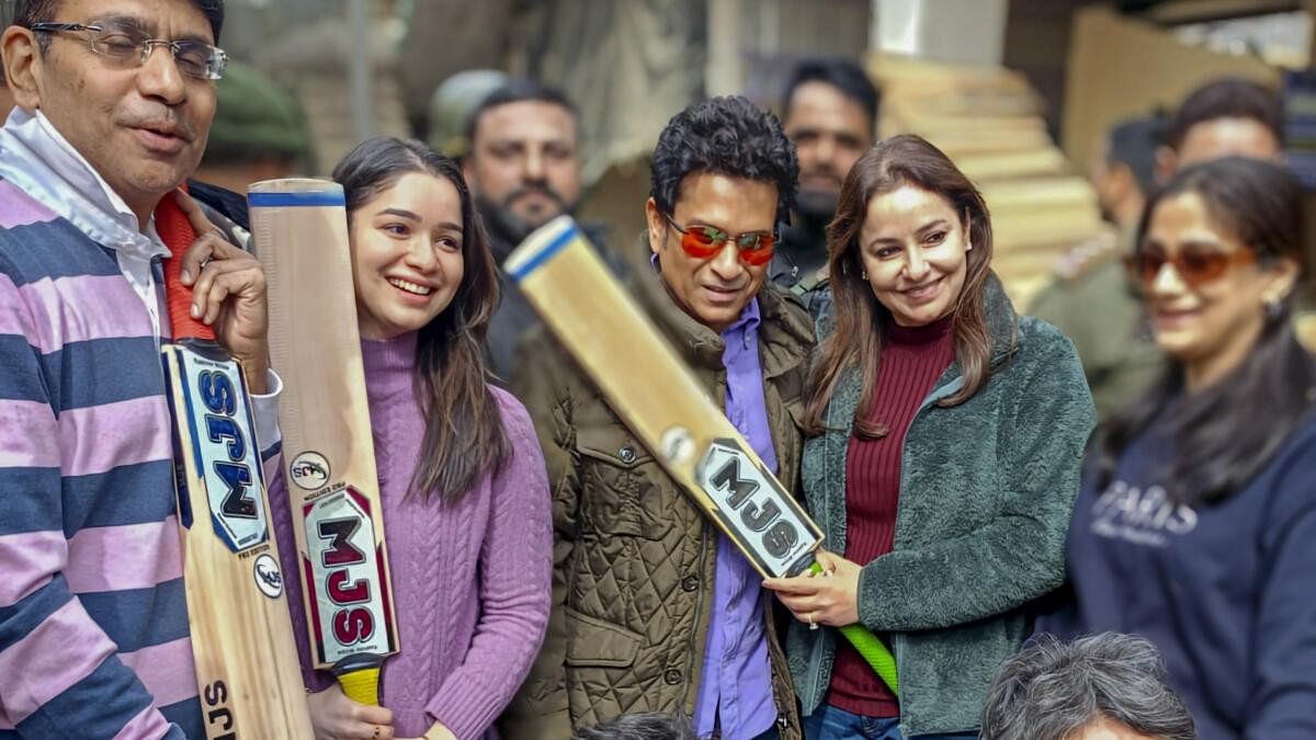 <div class="paragraphs"><p>Former cricketer Sachin Tendulkar with wife Anjali and daughter Sara visited a cricket bat manufacturing unit at Charsoo, in Pulwama district, Saturday, February 17, 2024.</p></div>