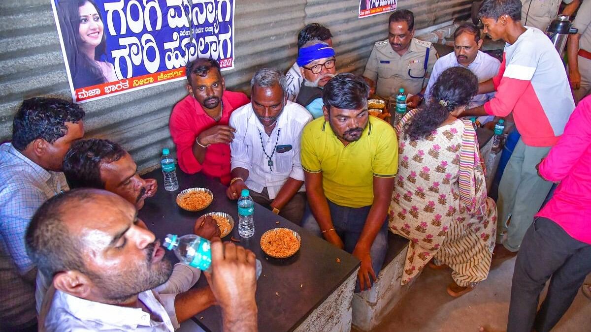 <div class="paragraphs"><p>People belonging to all communities have snacks in the hotel where there was restriction on entry of dalits, at Haalavarthi village in Koppal taluk on Thursday.</p></div>