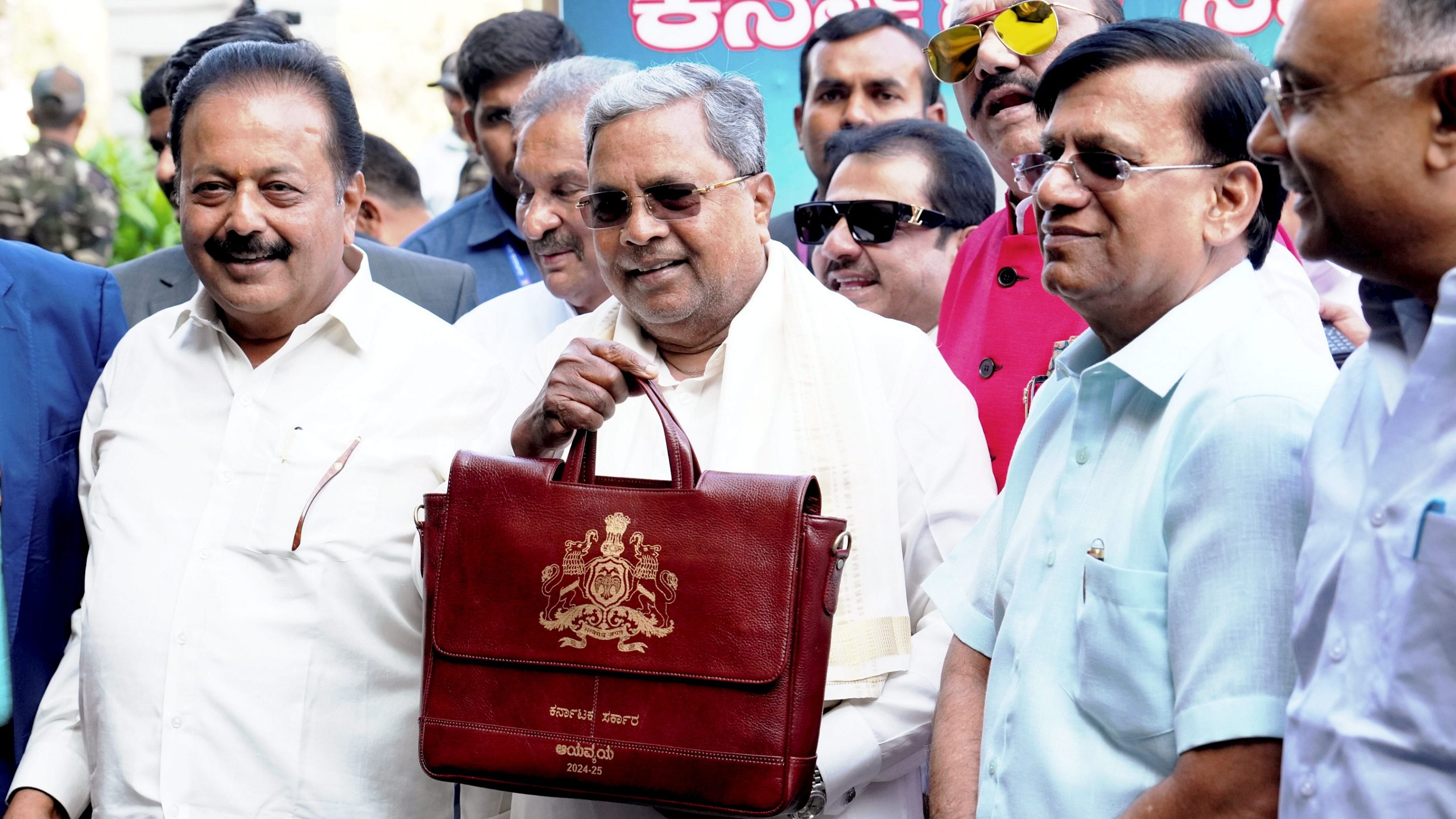 <div class="paragraphs"><p>Bengaluru: Karnataka Chief Minister Siddaramaiah with a bag containing budget papers arrives at Vidhana Soudha, in Bengaluru, Friday, Feb. 16, 2024.   </p></div>