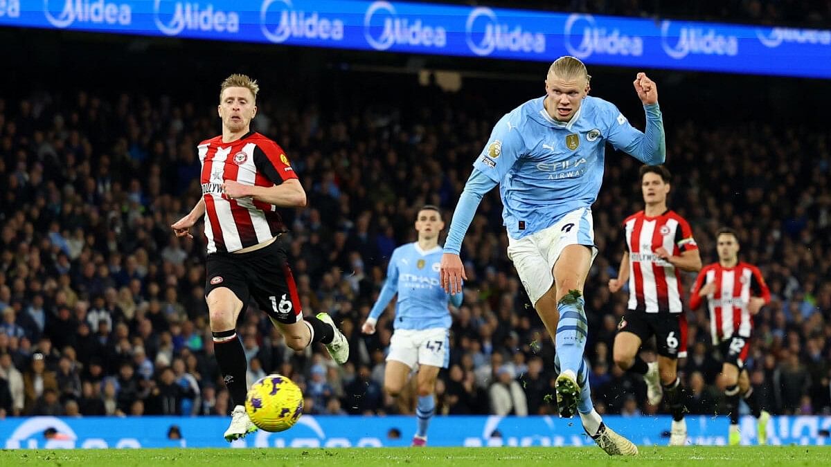 <div class="paragraphs"><p>Manchester City's Erling Braut Haaland scores their first goal</p></div>