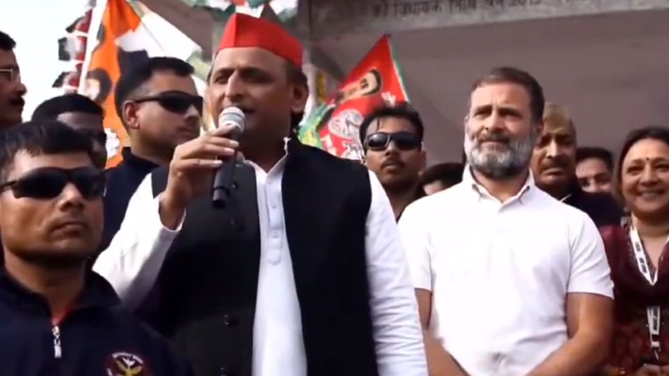 <div class="paragraphs"><p>Akhilesh Yadav addresses a gathering in Agra as Rahul Gandhi looks on.</p></div>