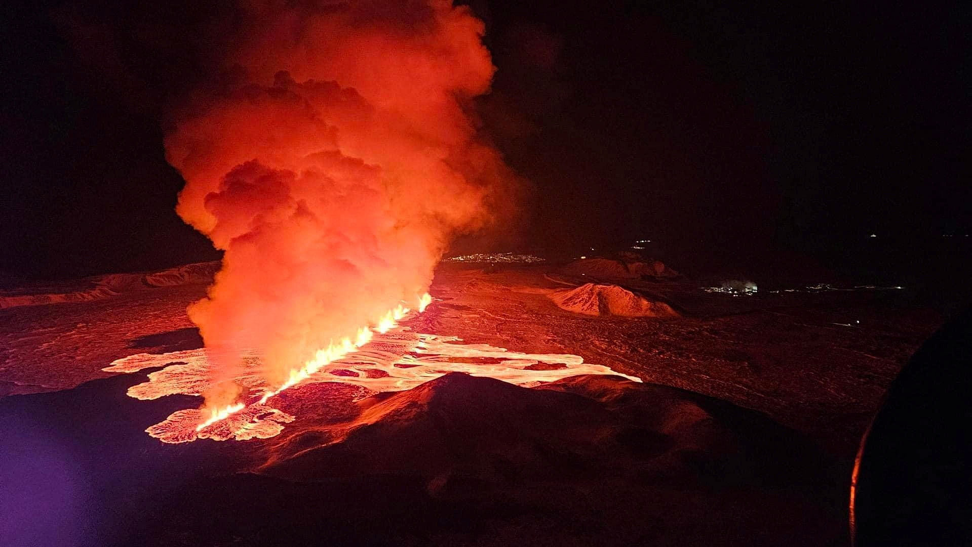 <div class="paragraphs"><p>Billowing smoke and flowing lava pouring out of a new fissure during a new volcanic eruption in Iceland.</p></div>