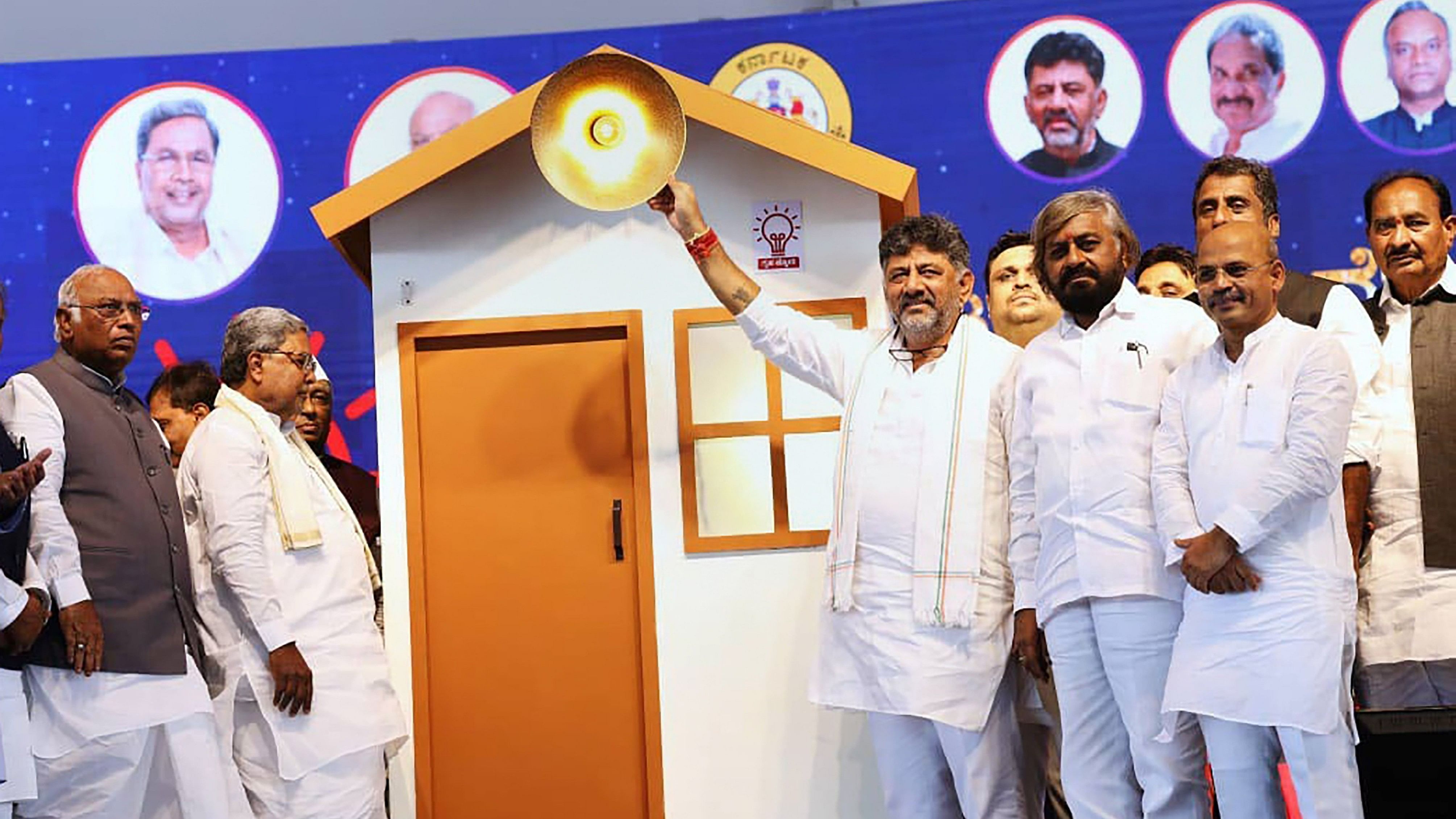 <div class="paragraphs"><p> Karnataka Chief Minister Siddaramaiah, Deputy Chief Minister DK Shivakumar, Congress national President Mallikarjun Kharge and others during the launch of Gruha Jyothi scheme, one of the five poll guarantees of the Congress party in Kalaburgi, Saturday, Aug. 5, 2023. </p></div>