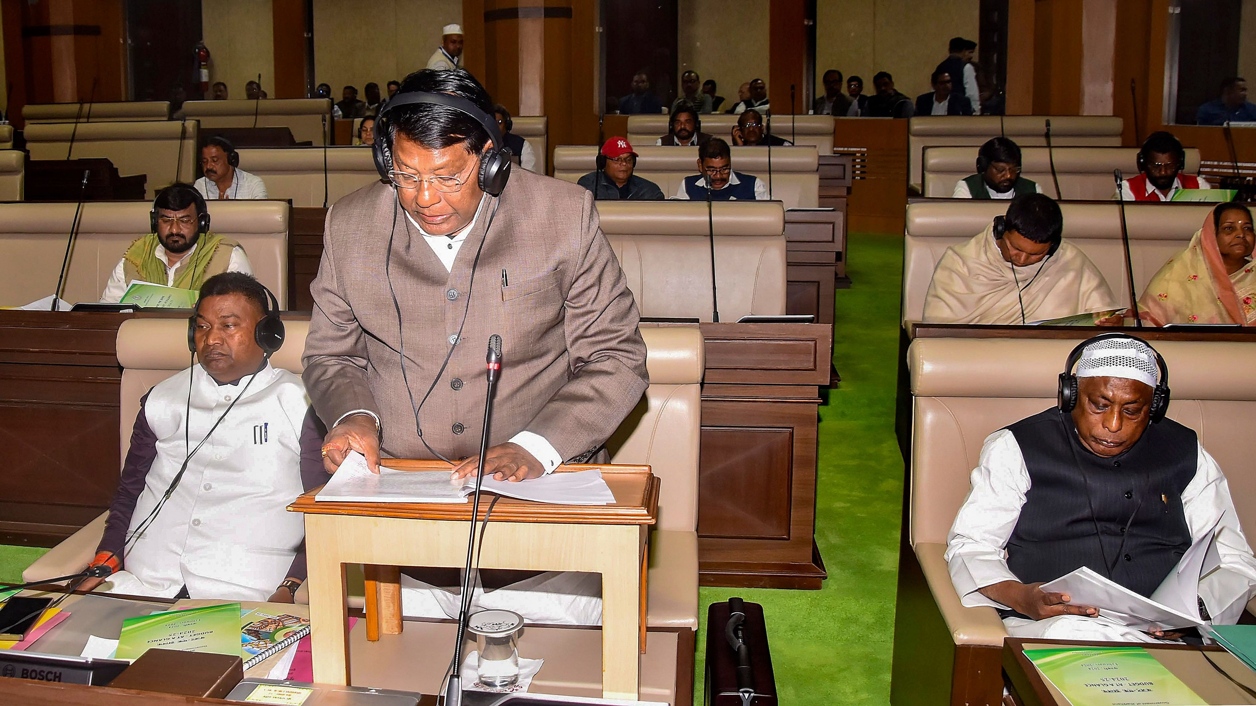 <div class="paragraphs"><p>Jharkhand Finance Minister Rameshwar Oraon presents the State Budget for the financial year 2024-2025, at the State Assembly, in Ranchi, Tuesday, February 27, 2024. </p></div>